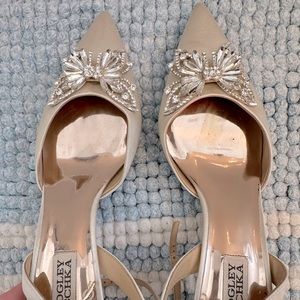 Badgley Mischka champagne pumps. Low heel.